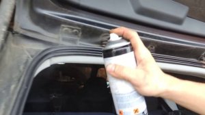 Обработка резиновых уплотнителей дверей автомобиля силиконом