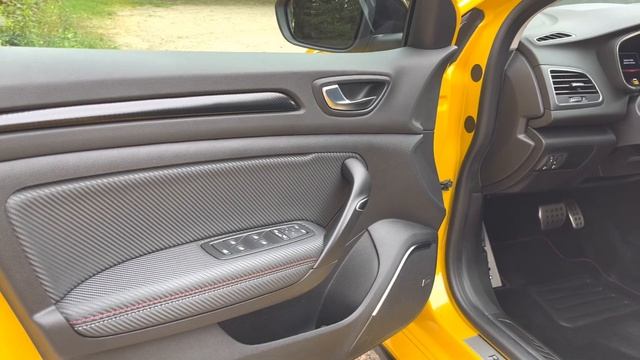 Renault Mégane RS Trophy смотреть онлайн