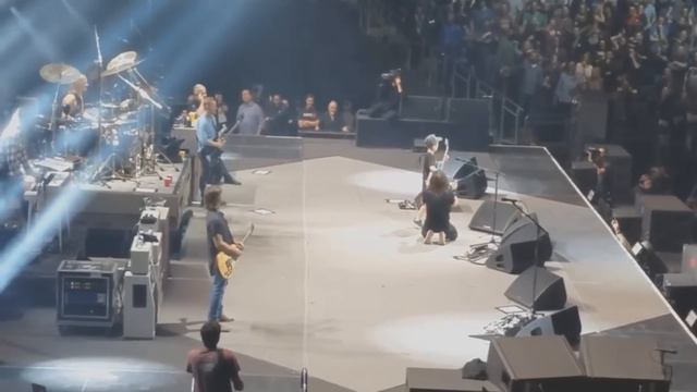 The Foo Fighters plays Enter Sandman and some more, ft Collier, 10 years old смотреть онлайн