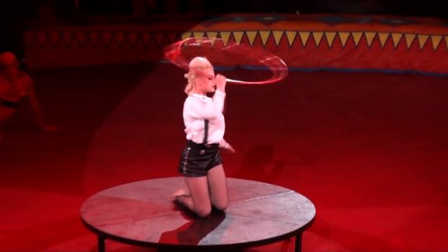 Circus. The gymnast with hoop. Цирк. Гимнастка с обручем. смотреть онлайн