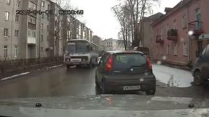 Из автомобиля вылетает  ребенок .