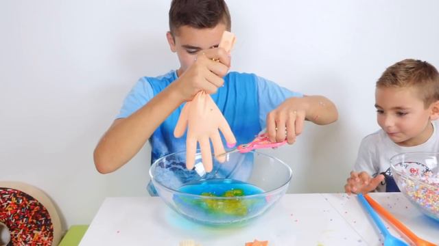 Don't Choose the Wrong Glove Slime Challenge ! - Comment faire du Slime avec des Gants ? смотреть онлайн