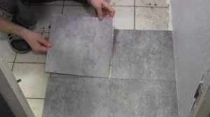 Самоклеющаяся кварцвиниловая плитка на пол в ванной комнате