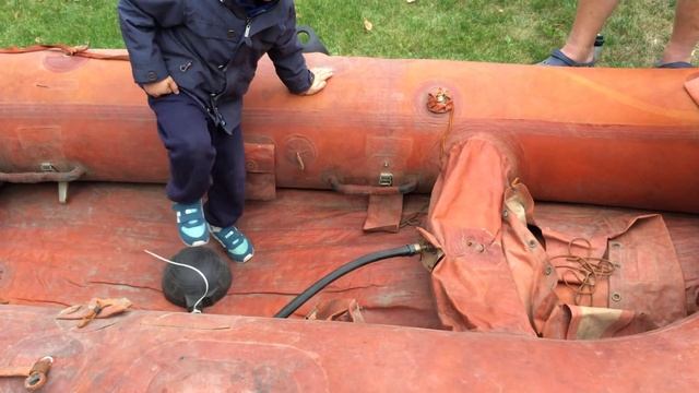 Накачиваем лодку (Лодка аварийно-спасательная ЛАС-5) ч.2 смотреть онлайн