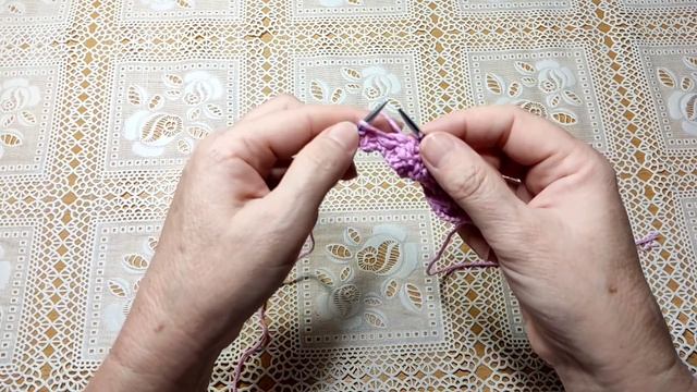 Красивый и простой пуловер спицами ажурным узором веточки. смотреть онлайн