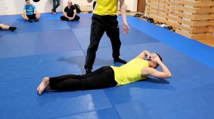 Наружный досмотр под угрозой применения оружия в положении лежа