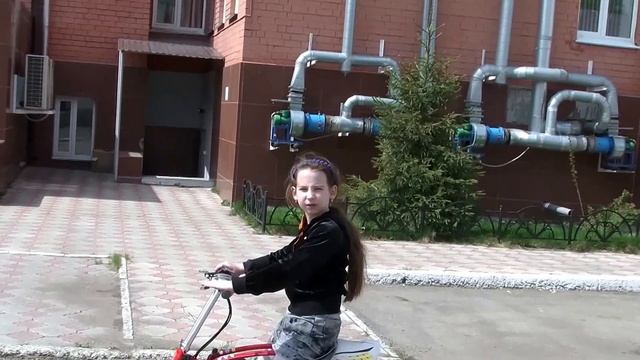 Девочки тестируют электробайк и моноколесо 200W 20Km/h смотреть онлайн