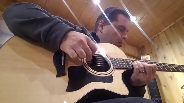 Checking out a Taylor V-Class 314 Grand Auditorium at Guitar Center смотреть онлайн