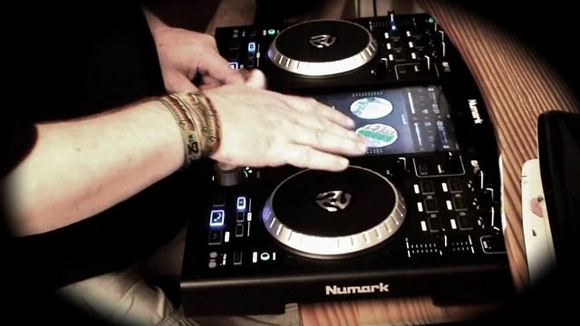 How to scratch on iPad w/ Numark iDJ Pro - PT 1 смотреть онлайн