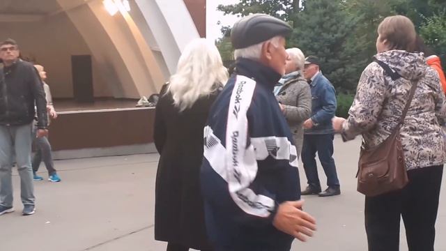 ГОРИТ КОСТЁР ЛЮБВИ!???/ТАНЦЫ В ПАРКЕ ГОРЬКОГО ХАРЬКОВ СЕНТЯБРЬ 2021 смотреть онлайн