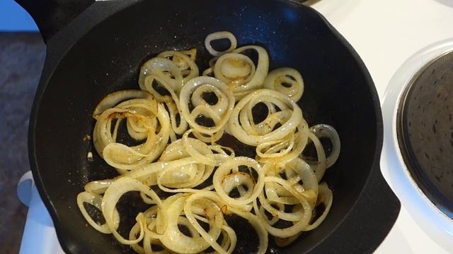 Готовим яичницу с луком и помидорами смотреть онлайн