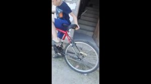 Как залазить и слезать с велосипеда