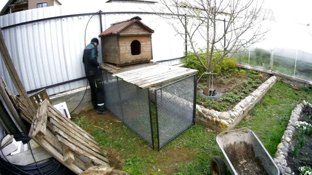 На приусадебном участке. Дом для курочек на скорую руку. смотреть онлайн