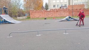 Катаюсь на самокате в последние дни сезона / Повторяю трюки в старом скейт парке