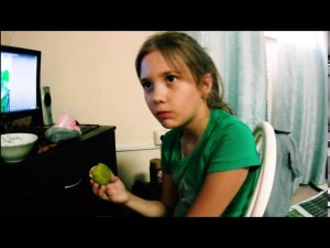 Алина впервые пробует Инжир. Макс и Алинка пробуют впервые березовый сок.