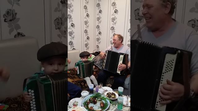 Порвали 2 баяна в деревне Красный партизан!Матвей Царев 2 ,8 годика. смотреть онлайн