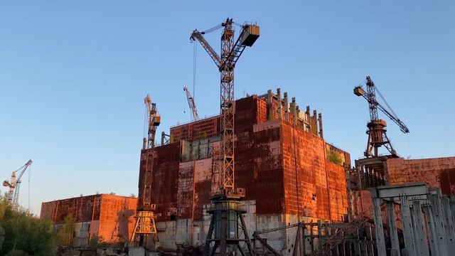 ЧЕРНОБЫЛЬСКАЯ АЭС☢️РАСПИЛИВАЮТ на металл недостроенный 5 блок ЧАЭС⛔️Нашла логово металлистов. смотреть онлайн