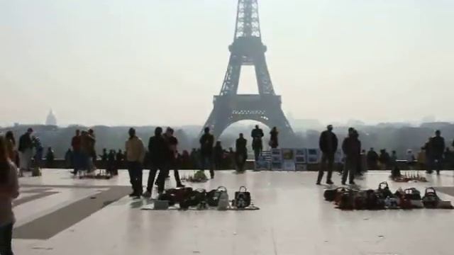Paris. La tour Eiffel. Возле Эйфелевой башни. Париж, Франция смотреть онлайн