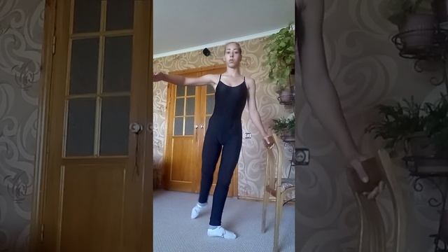 Урок классического танца. Разогрев у станка, плие и рон де жам партер смотреть онлайн
