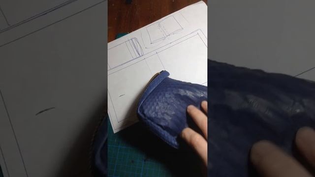 Сборка кошелька из питона. Модель на замке. Шью кошелек из кожи. смотреть онлайн