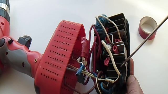 Аккумуляторный шуруповерт 18В от сети 220В, на базе балласта от энергосберегающей лампы смотреть онлайн