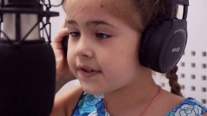 Мама. Рано утром просыпаюсь я от глаз твоих.