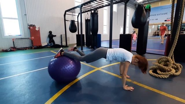 Планка с ногами на фитболе смотреть онлайн