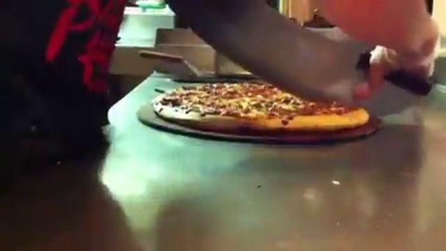 Worlds Fastest Pizza Cutter!! смотреть онлайн