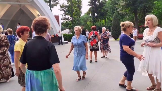 СПОРЬ, НЕ СПОРЬ, БЕЗ ЖЕНЩИН СЧАСТЬЯ НЕТ! ТАНЦЫ В ПАРКЕ ГОРЬКОГО ХАРЬКОВ СЧАСТЛИВЫЕ ДНИ смотреть онлайн