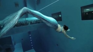 Русалка плавает в бассейне!