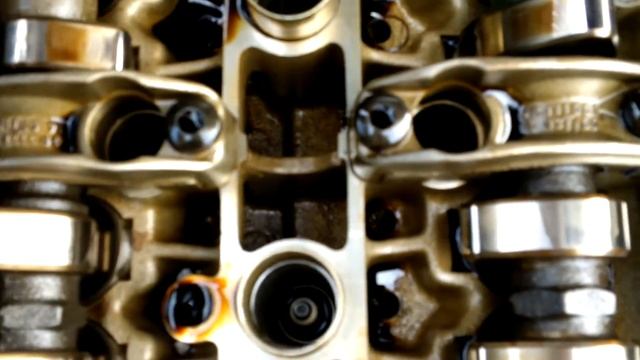 Look inside the engine / Pohled do útrob motoru - Mercedes-Benz CLK W208 230K смотреть онлайн