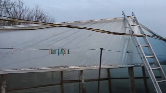 Как крепить пленку на деревянную теплицу. смотреть онлайн