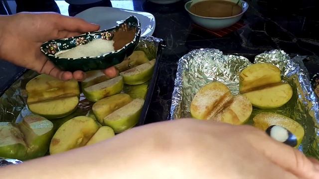 ЗАПЕЧЕННЫЕ ЯБЛОКИ в духовке с Медом и Миндалем. Простой и вкусный рецепт ДЕСЕРТ. СУПЕР полезный! смотреть онлайн