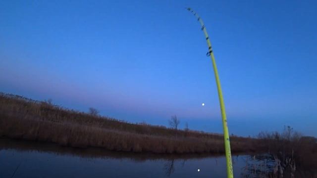 ЗАКРЫТИЕ СЕЗОНА ПО КАРАСЮ 2023 | РЫБАЛКА С НОЧЁВКОЙ смотреть онлайн