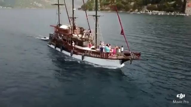 По Боко-Которской бухте на пиратском корабле смотреть онлайн