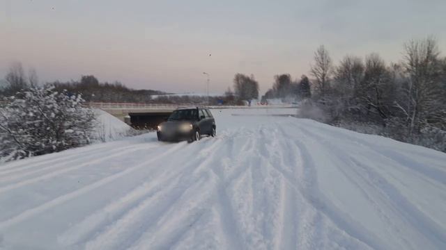 Японский ТАНК! Honda CR-V RD1 МКПП 1998 4WD гребёт по снегу смотреть онлайн