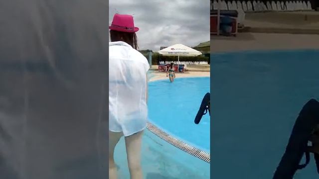 Маленькое видео номер2(Надя порвола тапку)_) смотреть онлайн