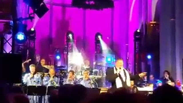 Mark Elbers zingt the Wonder of You in de Clemens kerk in Nuenen смотреть онлайн