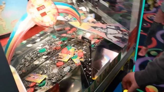 crazy gambling addict plays Wizard of Oz coin pusher game at nickel arcade смотреть онлайн