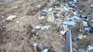 Собираю пластик и резину для изготовления бензина