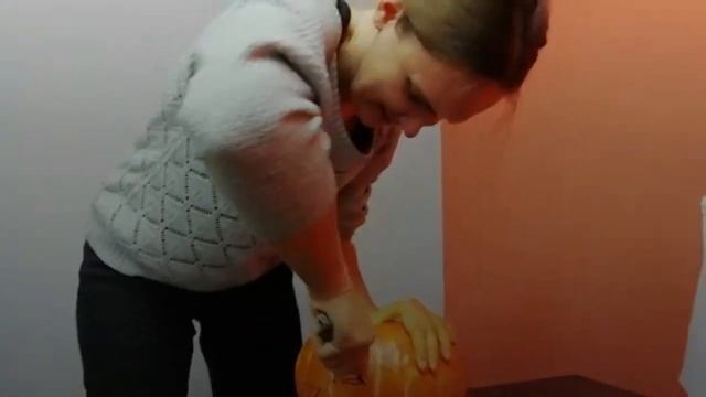 Как вырезать тыкву на Хеллоуин смотреть онлайн