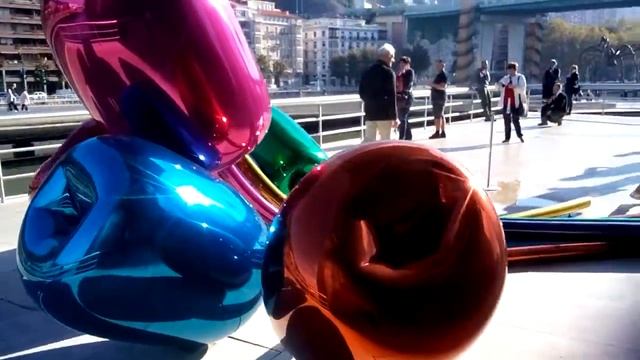 Guggenheim museum. The tulips by Jeff Koons. Bilbao. Гyггенхайм. Тюльпаны Джефа Кунса. Бильбао смотреть онлайн