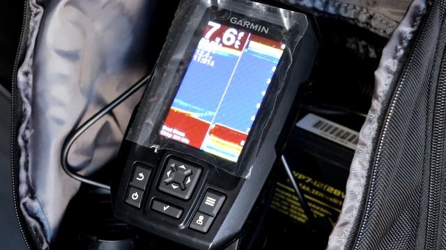 Super Basic Tips w/ the GARMIN STRIKER 4 Ice Fishing (Big Bass Caught) смотреть онлайн