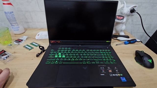 Ноутбук ASUS TUF Gaming F17 FX707ZV4-HX018 - разборка, замена памяти, добавление SSD диска, внутри смотреть онлайн
