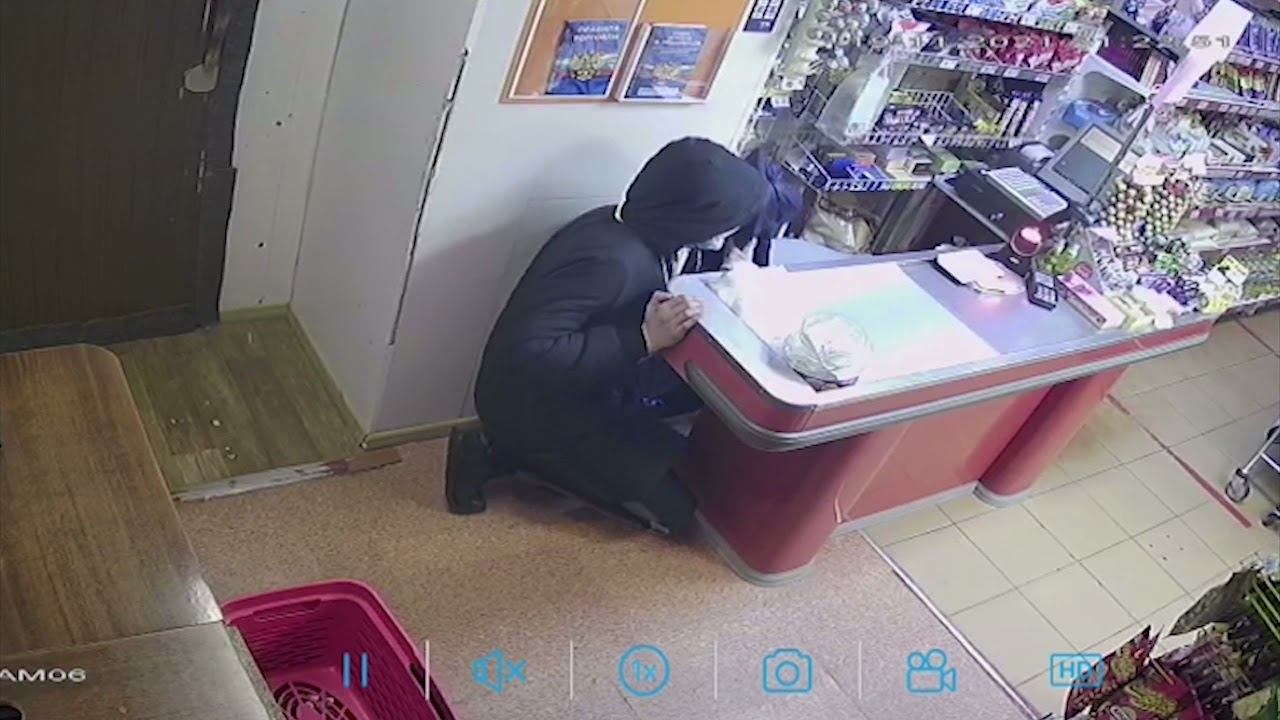 В Мирнинском районе полицией установлен подозреваемый в грабеже смотреть онлайн