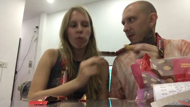 Жизнь во Вьетнаме. Пробуем вьетнамскую еду из магазина Lotte Mart. Моя первая распаковка. (Нячанг) смотреть онлайн