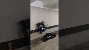 Парень поёт в переходе
