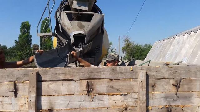 Стройка заливаем фундамент 2 смотреть онлайн