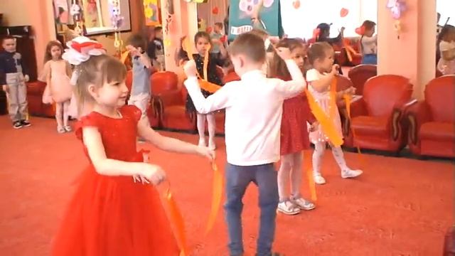 Танец с лентами (М. Рожкова). Группа №8 "Знайки" смотреть онлайн