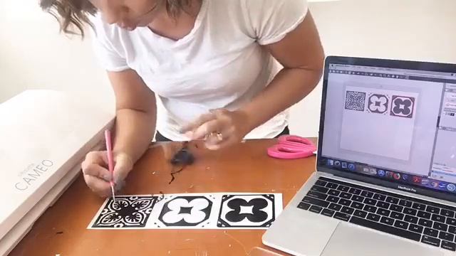 How To Make Vinyl Coasters with Silhouette CAMEO and Oracal 651 смотреть онлайн